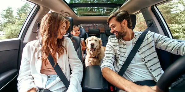 Famille dans la voiture