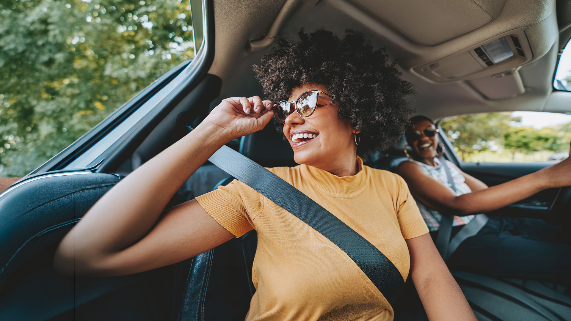 Deux femmes souriantes dans une voiture