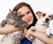 Femme avec chien et chat