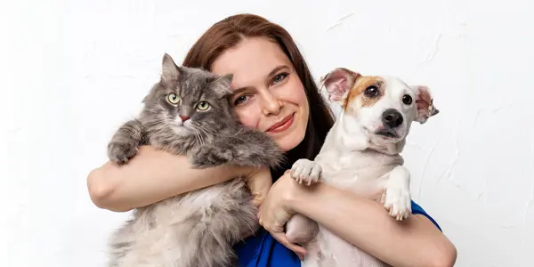 Femme avec chien et chat