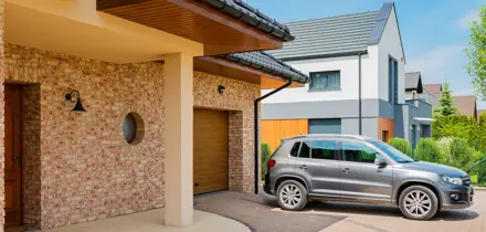 Auto geparkeerd voor een woning