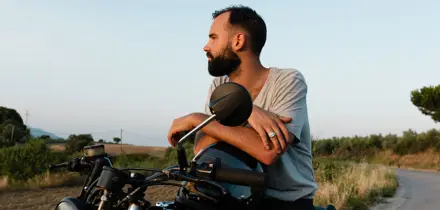 Man die op zijn motor zit