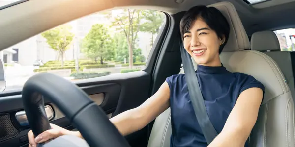Femme au volant de sa voiture