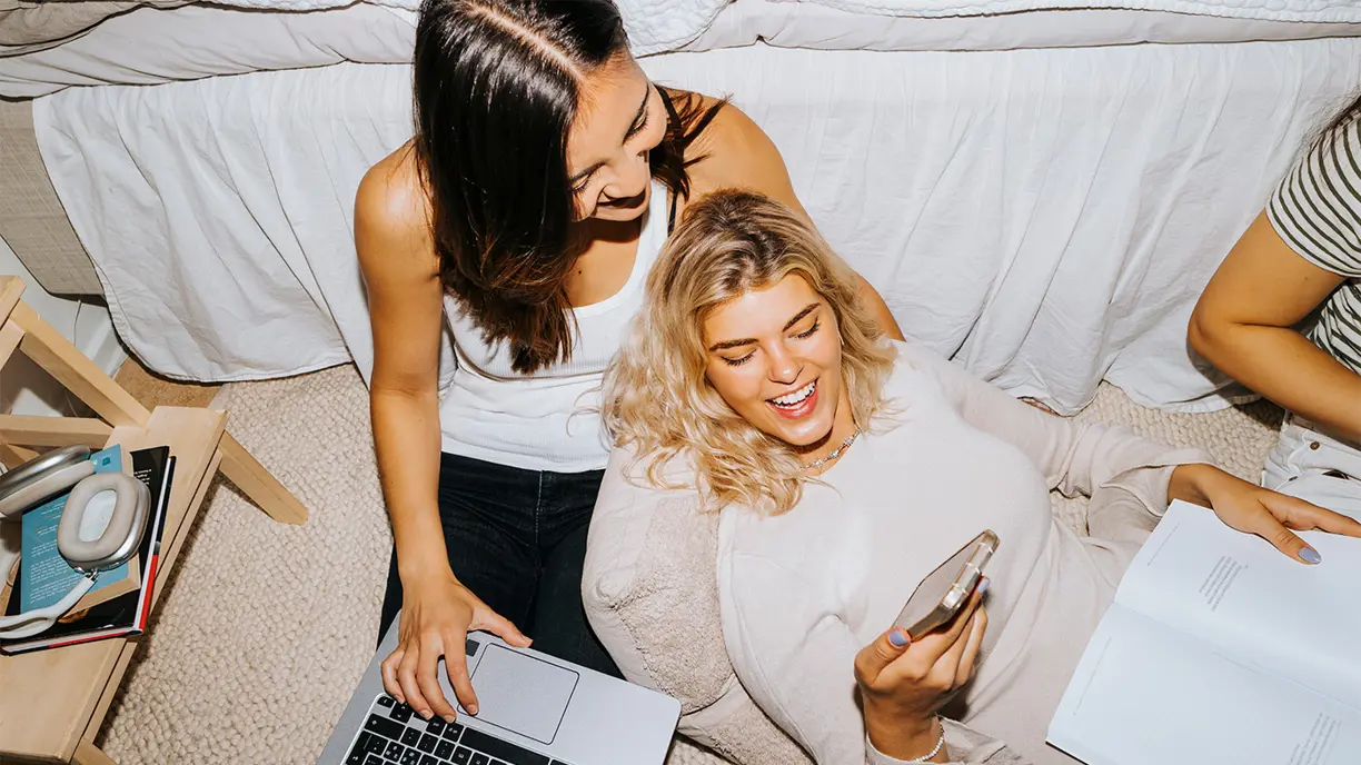 Des amies dans un logement en colocation - Belfius Direct Assurances