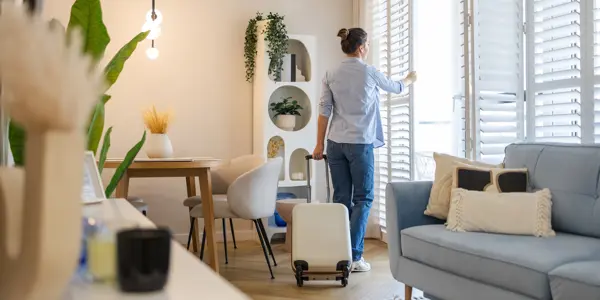 Femme qui quitte sa maison