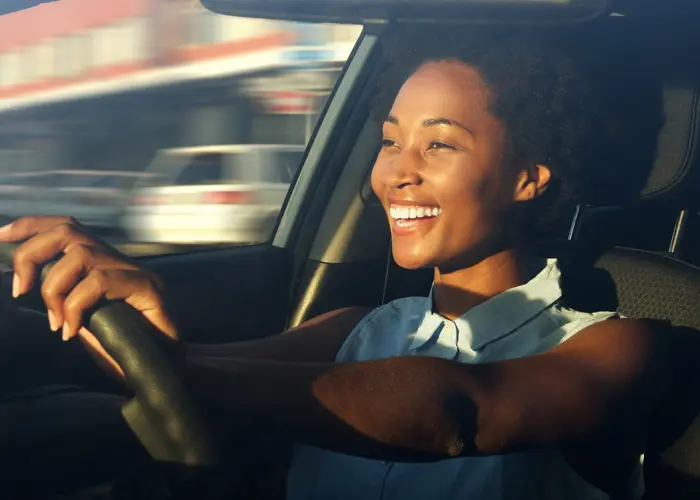 Femme noire au volant