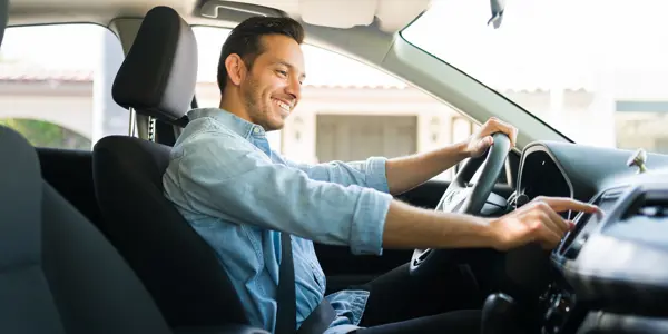 Homme dans la voiture